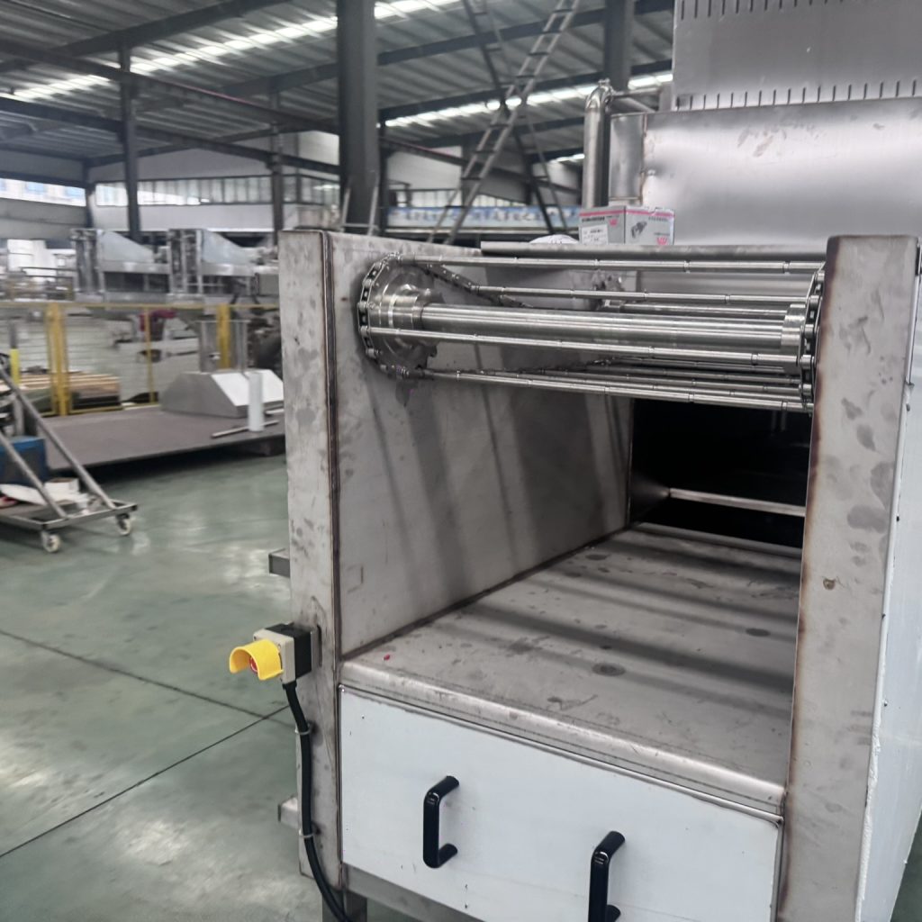 Большая машина непрерывного приготовления на пару и выпечки